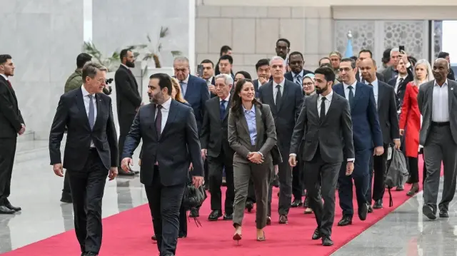 Le ministre syrien des Affaires étrangères et des Expatriés, Asaad Al-Shaibani (au premier plan à droite), arrive pour assister à une réception avec la délégation du Conseil de sécurité des Nations unies au palais présidentiel de Damas, le 4 décembre 2025.
