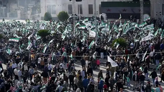 حماة.. رفع "أطول علم سوري" في احتفالات ذكرى سقوط نظام الأسد