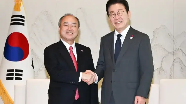 Le président sud-coréen Lee Jae Myung (à droite) serre la main du président-directeur général de SoftBank, Masayoshi Son (à gauche), lors d'une réunion à la présidence à Séoul, le 5 décembre 2025.