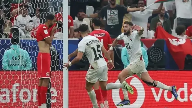 Les joueurs palestiniens célèbrent leur égalisation face à la Tunisie lors de la 2e journée de la coupe arabe de la FIFA, au Qatar, le 4 décembre 2025.