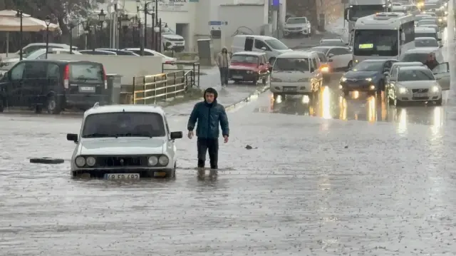 Bodrum'da sokaklar göle döndü araçlar sular altında kaldı
