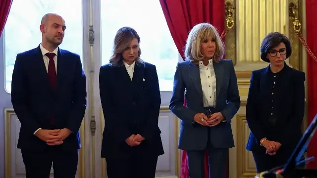 Le ministre français des Affaires étrangères Jean-Noël Barrot, l'épouse du président ukrainien Olena Zelenska, l'épouse du président français Brigitte Macron et la ministre française de la Culture Rachida Dati écoutent la pianiste ukrainienne Daria Violette jouer lors du lancement de l'événement culturel "Saison ukrainienne en France - Voyage en Ukraine" au ministère des Affaires étrangères à Paris, le 1er décembre 2025.