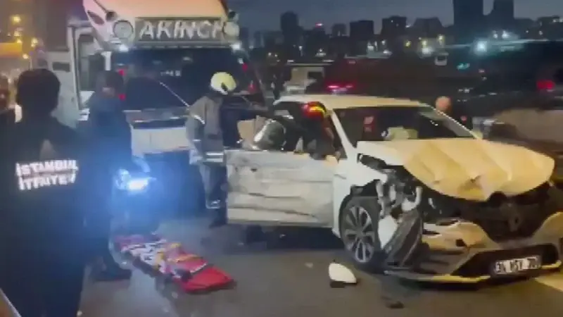 Bağcılar TEM Otoyolu'nda zincirleme kaza: Trafik yoğunluğu oluştu