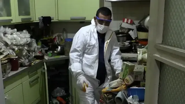 İzmir’de kötü koku ihbarı ekipleri harekete geçirdi: Evden dört kamyon çöp çıktı