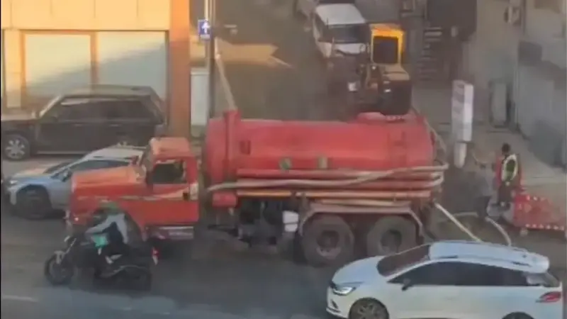 Aylardır onarılamayan gider boruları çevre binalara zarar vermeye başladı.