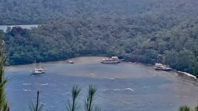 Marmaris'te fırtınada 3 gezi teknesi karaya oturdu