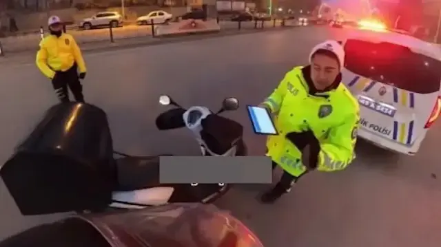 Muş'ta trafik polisi soğuktan elleri titreyen kuryeye eldiven hediye etti