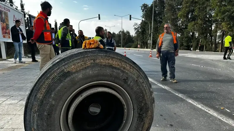 60 ton yük taşıyan TIR'ın tekeri koptu