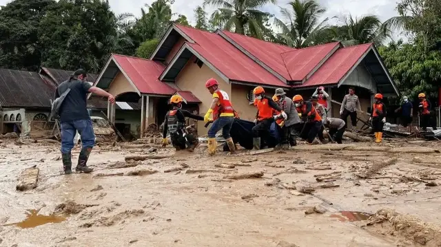 Число жертв наводнений в Индонезии продолжает расти.