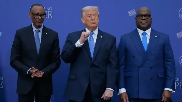 Le président américain Donald Trump (au centre) pose pour une photo avec le président rwandais Paul Kagame (à gauche) et le président de la République démocratique du Congo Félix Tshisekedi après la signature d'un accord de paix au Donald J. Trump Institute of Peace, le 4 décembre 2025 à Washington, DC.