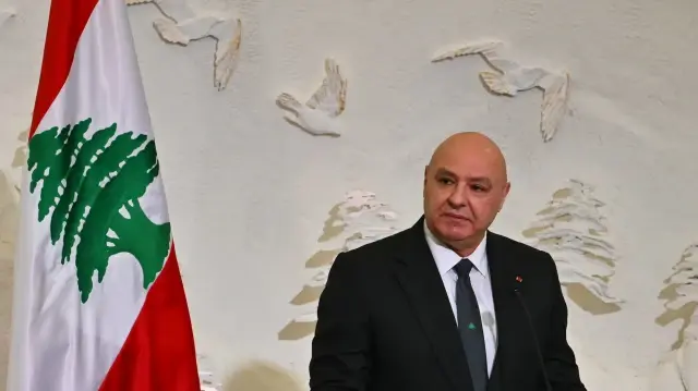 Le président libanais Joseph Aoun prononce un discours lors d'une réunion entre le pape Léon XIV et les autorités, la société civile et le corps diplomatique au palais présidentiel de Baabda, à l'est de la capitale Beyrouth, le 30 novembre 2025.