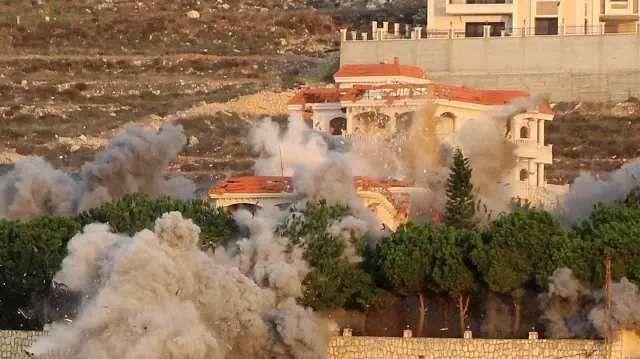 De la fumée s'élève du site d'une frappe aérienne israélienne qui a visé le village d'al-Mjadel, dans le sud du Liban, le 4 décembre 2025.