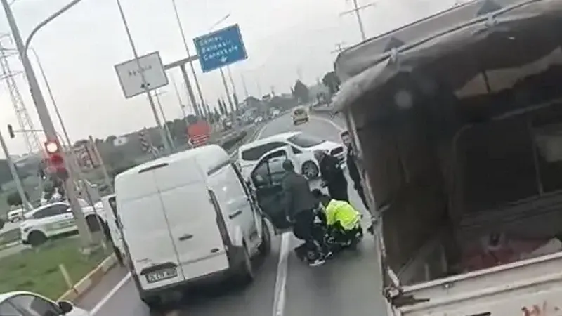 Ayvalık’ta polisten kaçan sürücü kovalamacada kıskıvrak yakalandı