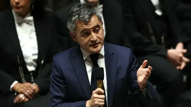 Le ministre français de la Justice, Gérald Darmanin, répond lors d'une séance de questions au gouvernement à l'Assemblée nationale, la chambre basse du Parlement français, à Paris, le 2 décembre 2025. 