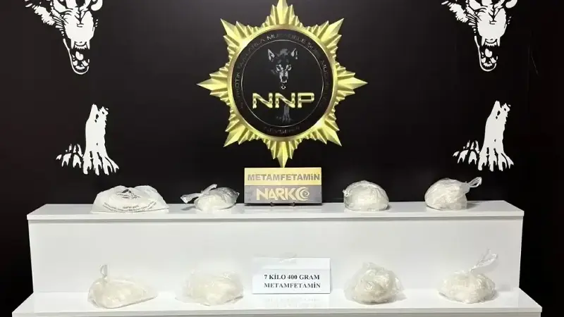 Şüphelinin üst ve aracındaki aramalarında 7,4 kilo metemfetamin ele geçirildi. 