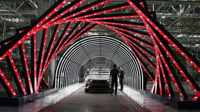 TOGG’un üretim hattı teknolojisiyle öne çıkıyor: Her 3 dakikada bir Türkiye’nin otomobili banttan iniyor