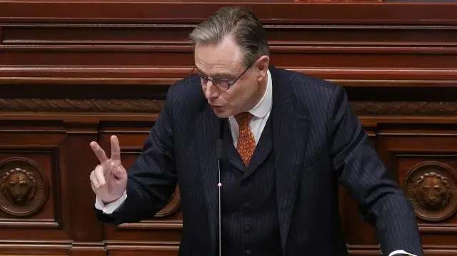 Le Premier ministre Bart De Wever prononce un discours lors du débat sur la déclaration du gouvernement, lors d'une séance plénière de la Chambre au Parlement fédéral, à Bruxelles, le 28 novembre 2025.