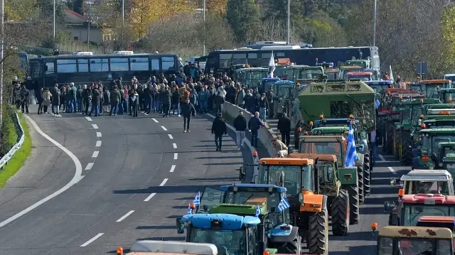 Greek farmers' blockades cause major border truck queues, traffic disruptions