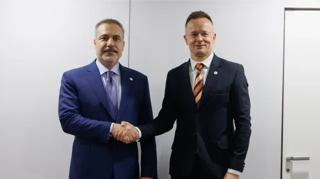 وزير الخارجية التركي يلتقي نظيره المجري في فيينا