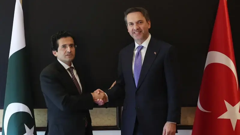 Bakan Bayraktar Pakistan Petrol Bakanı Malik ile bir araya geldi