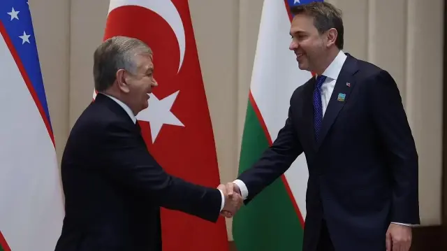 Министр энергетики и природных ресурсов Турции Алпарслан Байрактар и президент Узбекистана Шавкат Мирзиёев