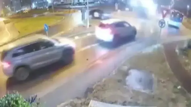 Film sahnesi gibi kaza kamerada: Sürücü diğer araçların üzerinden uçarak geçti