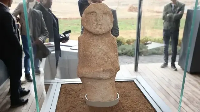 <p>وأفاد مراسل الأناضول أن القطع الأثرية المكتشفة العام الجاري، في ولاية شانلي أورفا (جنوب شرق)، ستعرض عام 2026 ضمن مجموعة خاصة في المتحف.</p><p><br></p><p>ويُعدّ مشروع التلال الحجرية أحد أكثر المشاريع الأثرية شمولا في تاريخ الجمهورية التركية، وبدأ العمل فيه في شانلي أورفا منذ 5 سنوات، ووصل إلى اكتشافات مهمة تتعلق بالحياة والمعتقدات الدينية خلال العصر الحجري الحديث.</p><p><br></p><p><br></p><p><br></p>