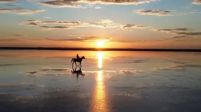 تركيا.. روعة الغروب في بحيرة الملح