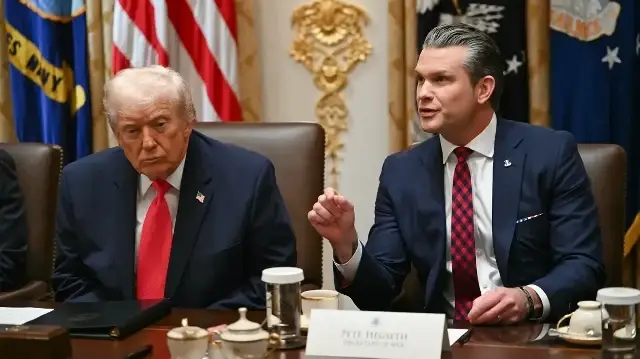 Le secrétaire à la Défense Pete Hegseth (à droite) s'exprime aux côtés du président américain Donald Trump lors d'une réunion du Cabinet dans la salle du Cabinet de la Maison Blanche à Washington, DC, le 2 décembre 2025. 