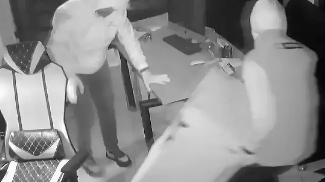 Fatih'te içinde döviz bulunan çelik kasanın çalınması kamerada