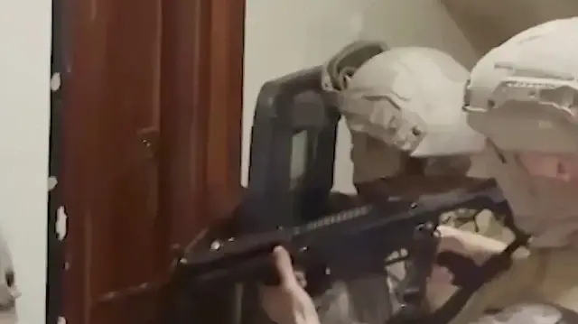 Narkotik ekiplerinin Avcılar'da baskın attığı evden yüz binlerce uyuşturucu hap çıktı