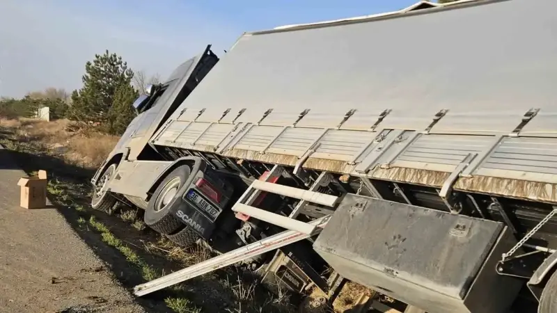 Kırıkkale’de tır devrildi: 5 büyükbaş hayvan telef oldu
