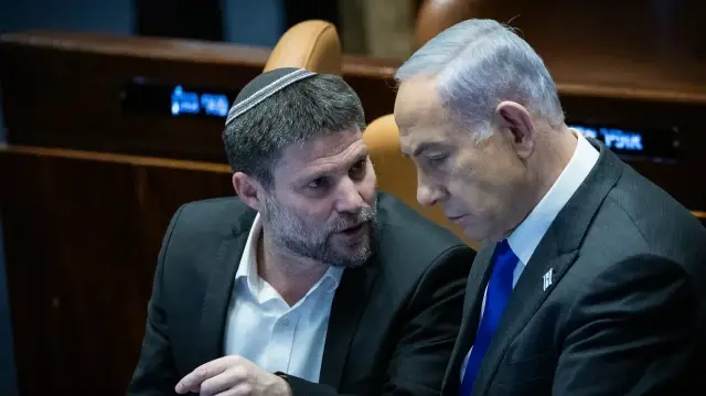 Премьер-министр Биньямин Нетаньяху (справа) и министр финансов Бецалель Смотрич присутствуют на голосовании в Кнессете по государственному бюджету, 7 февраля 2024 года.