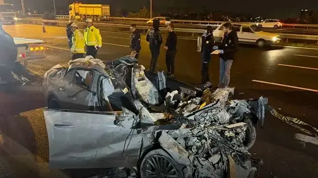 Ankara’da yüksek hızla giden bir otomobil tırın altına girdi: 2 ölü 1 ağır yaralı