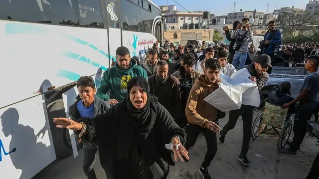 Les gens pleurent la mort des six Palestiniens qui ont perdu la vie lors d'une frappe aérienne israélienne sur des tentes après la violation du cessez-le-feu dans la région de Mavasi, à Khan Yunis, dans le sud de la bande de Gaza, le 4 décembre 2025.