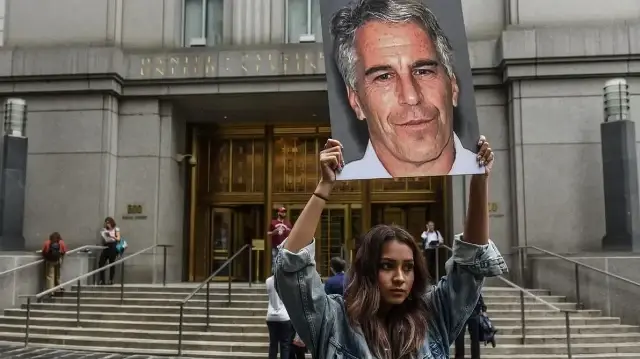 Протест связанный с обвинениями против Эпштейна