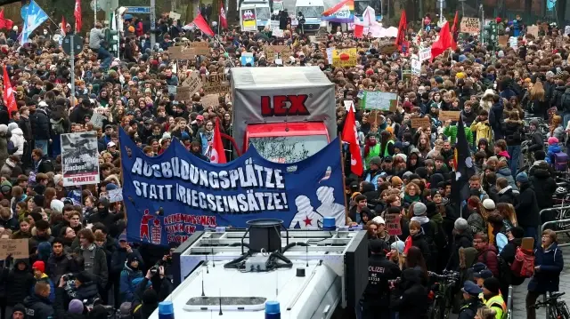 آلاف المتظاهرين في برلين احتجاجاً على قانون التجنيد الجديد… وألمانيا تستعد لـ“التهديد الروسي”