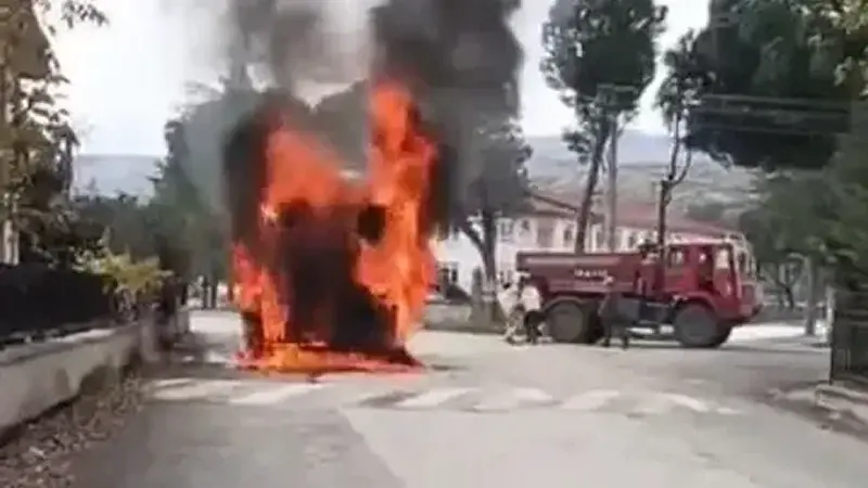 BURSA'DA HAREKET HALİNDEKİ HAFRİYAT KAMYONU ALEV TOPUNA DÖNDÜ. İTFAİYE EKİPLERİNİN MÜHADALE EDEREK SÖNDÜRDÜĞÜ KAMYON, KÜLE DÖNDÜ.
