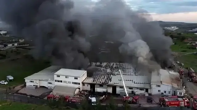 Пожар на картонной фабрике в Турции