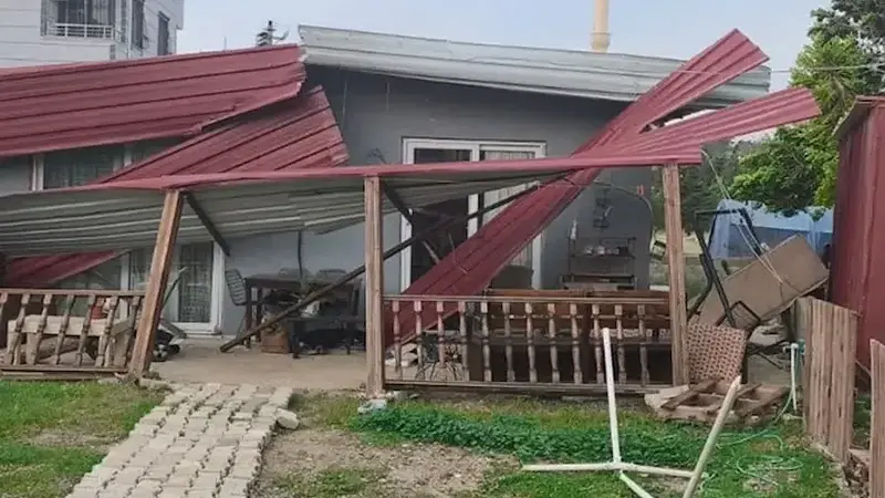 Hatay'da kuvvetli rüzgar çatıları uçurdu