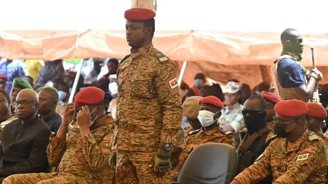 Le nouveau chef de la junte burkinabè, le capitaine Ibrahim Traoré (au centre), assiste aux funérailles de 27 soldats tués alors qu'ils escortaient un convoi de 207 véhicules à Gaskinde, lors d'une cérémonie au camp militaire Général Sangoulé Lamizana à Ouagadougou, le 8 octobre 2022. 