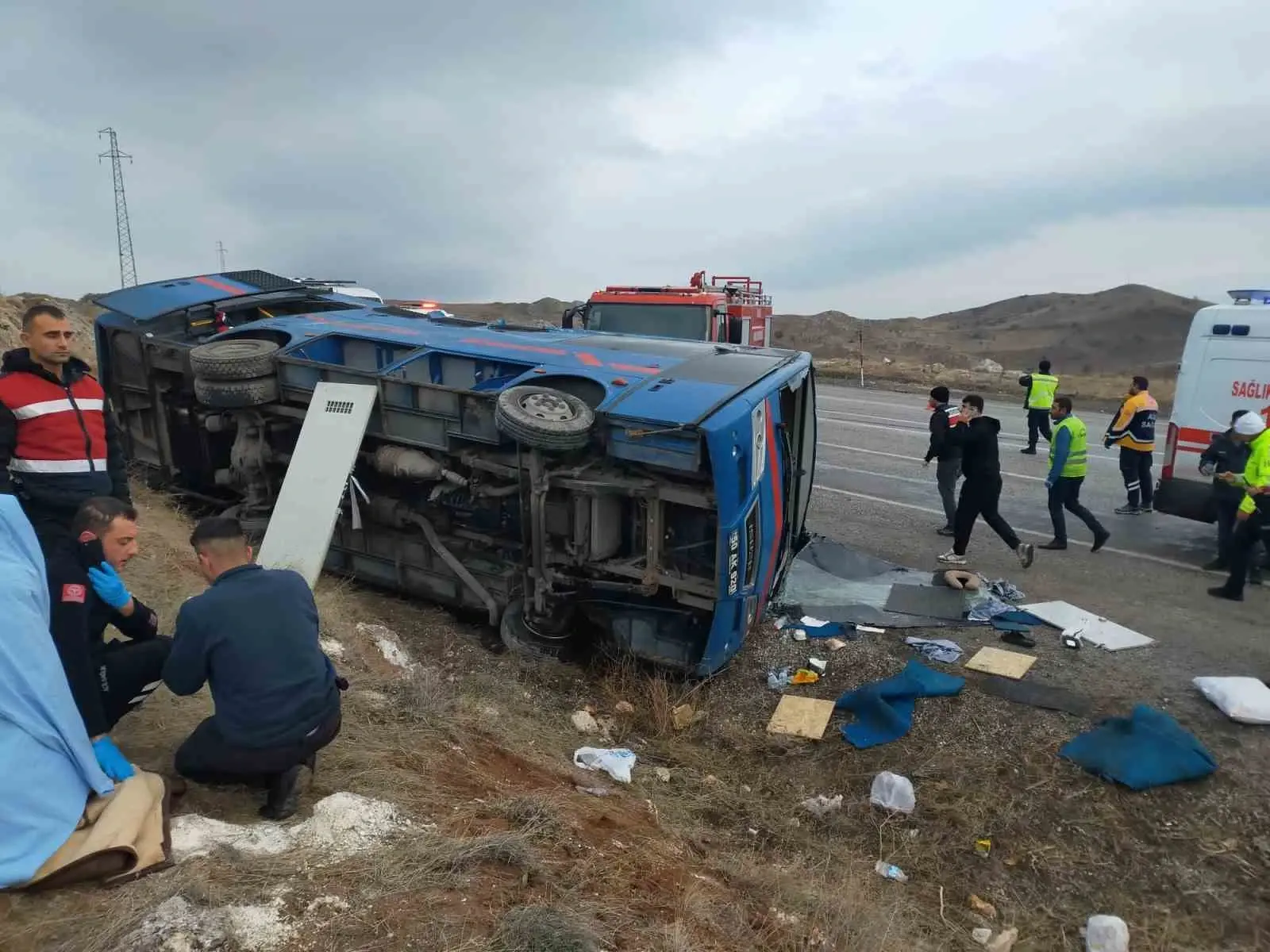 Cezaevi nakil aracı devrildi: Aralarında mahkûmların da bulunduğu 5 kişi yaralandı
