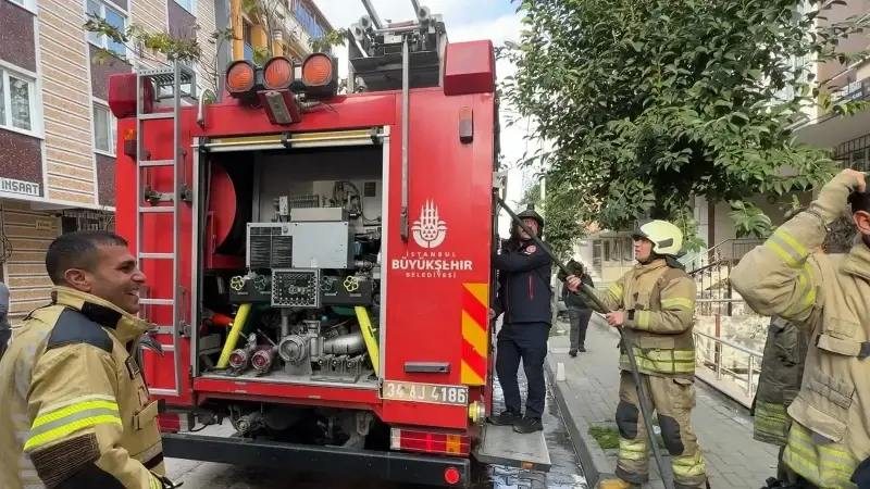 İstanbul'da yangında dumandan etkilenen anne ve çocuğu ile 2 itfaiyeci hastaneye kaldırıldı