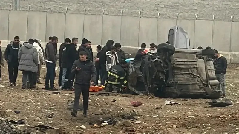 BATMAN'DA OTOMOBİLİN TAKLA ATMASI SONUCU MEYDANA GELEN TRAFİK KAZASINDA 2 KİŞİ YARALANDI.