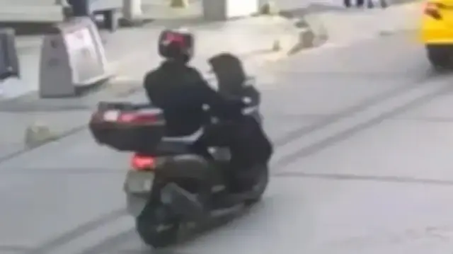 Motosikletli yolun karşısına geçen bir çocuğa çarpıp kaçtı: O anlar kamerada