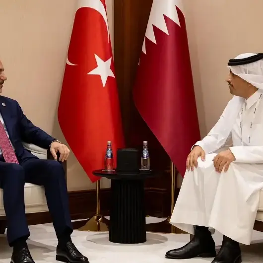 وزير الخارجية التركي يلتقي نظيره القطري على هامش منتدى الدوحة 2025