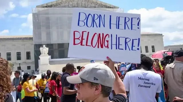 Верховный суд США рассмотрит вопрос о праве на гражданство по рождению.