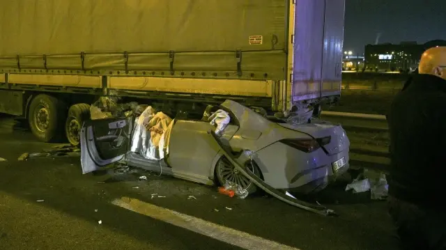 Ankara'da otomobil TIR'a arkadan çarptı: 2 ölü 1 yaralı