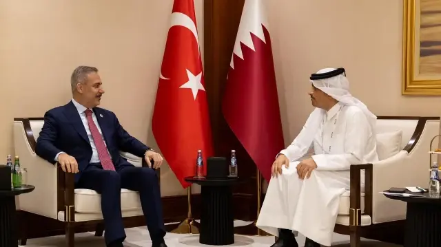 وزير الخارجية التركي يلتقي نظيره القطري على هامش منتدى الدوحة 2025