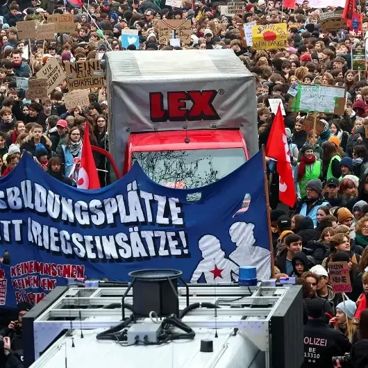 آلاف المتظاهرين في برلين احتجاجاً على قانون التجنيد الجديد… وألمانيا تستعد لـ“التهديد الروسي”